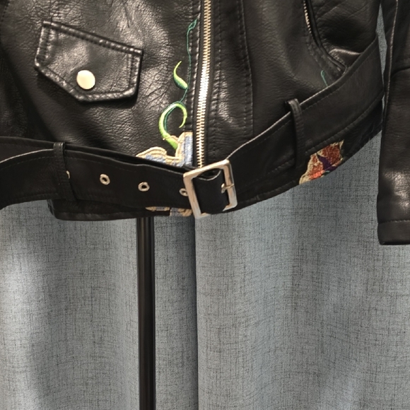 Floral Embroidered Black Faux Leather Moto Biker Jacket With Zipper Detail Sz XL - Picture 7 of 16
